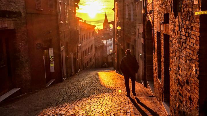 Urbino, Via Raffaello, 20 novembre 7:22 - Ph. Paolo Mini